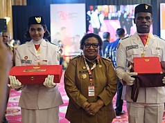 Penjabat Gubernur Papua Tengah Terima Duplikat Bendera Pusaka dari BPIP Penjabat Gubernur Papua Tengah Terima Duplikat Bendera Pusaka dari BPIP