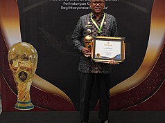 Pj Bupati Puncak Jaya Terima Penghargaan UHC 2024 dari Wapres RI Pj Bupati Puncak Jaya Terima Penghargaan UHC 2024 dari Wapres RI
