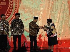 Pemprov Papua Tengah Kembali Raih Penghargaan UHC Award 2024 Pemprov Papua Tengah Kembali Raih Penghargaan UHC Award 2024
