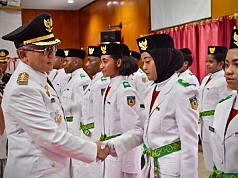 Pj Bupati Puncak Jaya Kukuhkan 27 Anggota Paskibra Pj Bupati Puncak Jaya Kukuhkan 27 Anggota Paskibra