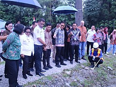 Menkes RI Didampingi Pj Gubernur Papua Tengah Kunjungi Malaria Kontrol PTFI Menkes RI Didampingi Pj Gubernur Papua Tengah Kunjungi Malaria Kontrol PTFI
