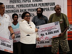 Pj Gubernur Papua Tengah Serahkan Bantuan Tunai Penanganan Kemiskinan Ekstrem di Mimika Pj Gubernur Papua Tengah Serahkan Bantuan Tunai Penanganan Kemiskinan Ekstrem di Mimika