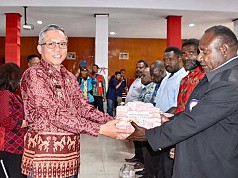 Puncak Jaya Terima Bansos Penanganan Kemiskinan Ekstrem Tahun 2024 Puncak Jaya Terima Bansos Penanganan Kemiskinan Ekstrem Tahun 2024