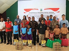 Pemprov Papua Tengah Salurkan Bansos untuk Para Lansia dan Anak Terlantar Pemprov Papua Tengah Salurkan Bansos untuk Para Lansia dan Anak Terlantar