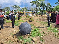 Kapolres Keerom Pimpin Upacara Pemakaman Brigpol Anumerta Kiki Supriyadi Kapolres Keerom Pimpin Upacara Pemakaman Brigpol Anumerta Kiki Supriyadi