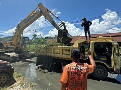 Setelah Organda, Mari-YO Kembali Kirim Excavator Bersihkan Kali Belakang Pasar Youtefa. Setelah Organda, Mari-YO Kembali Kirim Excavator Bersihkan Kali Belakang Pasar Youtefa.