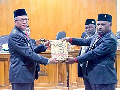 Pj Bupati Puncak Jaya Serahkan Raperda APBD TA.2025 untuk Dibahas  DPRD  Pj Bupati Puncak Jaya Serahkan Raperda APBD TA.2025 untuk Dibahas  DPRD