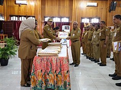Pj Gubernur Papua Tengah Serahkan Dokumen APBD-Perubahan 2024 kepada SKPD Pj Gubernur Papua Tengah Serahkan Dokumen APBD-Perubahan 2024 kepada SKPD