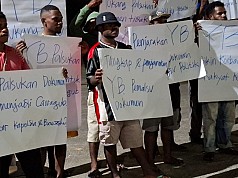 Debat Publik Kedua Pilgub Papua 2024, Sekelompok Pemuda Pertanyakan Dugaan Dokumen Palsu Seorang Cawagub Debat Publik Kedua Pilgub Papua 2024, Sekelompok Pemuda Pertanyakan Dugaan Dokumen Palsu Seorang Cawagub