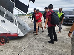 Diduga Lakukan Pelecehan, Ketua DPD PDIP Papua Ditangkap dan Dibawa ke Jayapura Diduga Lakukan Pelecehan, Ketua DPD PDIP Papua Ditangkap dan Dibawa ke Jayapura
