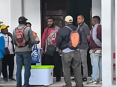 KPU Jayawijaya Jemput Paksa Hasil Perolehan Suara Tingkat Distrik KPU Jayawijaya Jemput Paksa Hasil Perolehan Suara Tingkat Distrik