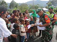 Anak-Anak Sekolah Minggu Terima Kaos Dari KASAD Anak-Anak Sekolah Minggu Terima Kaos Dari KASAD