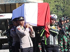 Upacara Penghormatan Bripka Ronald: Dari Puncak Jaya ke Peristirahatan Akhir di Sentani Upacara Penghormatan Bripka Ronald: Dari Puncak Jaya ke Peristirahatan Akhir di Sentani