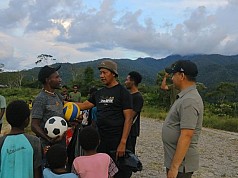 Peduli Generasi Muda, Satgas Ops Damai Cartenz Ajak Warga Yalimo Aktif Berolahraga Peduli Generasi Muda, Satgas Ops Damai Cartenz Ajak Warga Yalimo Aktif Berolahraga