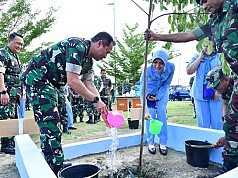 Lestarikan Tanaman Endemi Papua, Kasau Tanam Pohon Gaharu di Area Lanud SPR Lestarikan Tanaman Endemi Papua, Kasau Tanam Pohon Gaharu di Area Lanud SPR