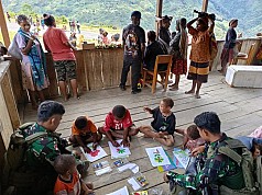 TNI Hadirkan Kebahagiaan Anak-Anak Kiwirok TNI Hadirkan Kebahagiaan Anak-Anak Kiwirok