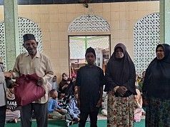 Polda Papua dan Jurnalis Gelar Safari Ramadhan, Bantu Sembako Warga Komunitas Muslim Angkasa Polda Papua dan Jurnalis Gelar Safari Ramadhan, Bantu Sembako Warga Komunitas Muslim Angkasa