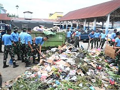 Peduli Lingkungan, Lanud SPR Gelar Grebek Sampah di Pasar Baru Sentani Jayapura Peduli Lingkungan, Lanud SPR Gelar Grebek Sampah di Pasar Baru Sentani Jayapura