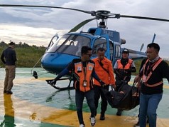 Dua Jenazah Pendaki Puncak Cartenz telah Diterbangkan ke Jakarta Dua Jenazah Pendaki Puncak Cartenz telah Diterbangkan ke Jakarta