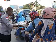 Polisi di Sentani Bagi-Bagi Takjil Untuk Pengguna Jalan Polisi di Sentani Bagi-Bagi Takjil Untuk Pengguna Jalan