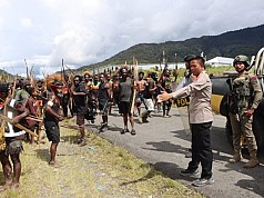 Kapolres Puncak Jaya Turun Langsung Melerai Aksi Saling Serang Dua Kubu yang  Kembali Pecah Kapolres Puncak Jaya Turun Langsung Melerai Aksi Saling Serang Dua Kubu yang  Kembali Pecah