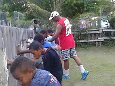 Mantan Pemain Persipura, Kabag Ops Polres Yalimo, Latih Sepak Bola Anak-Anak Mantan Pemain Persipura, Kabag Ops Polres Yalimo, Latih Sepak Bola Anak-Anak