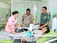 Kapolda Papua  dan Ketua Bhayangkari Jenguk Korban Penyerangan dan Pembakaran Kabupaten Yahukimo Kapolda Papua  dan Ketua Bhayangkari Jenguk Korban Penyerangan dan Pembakaran Kabupaten Yahukimo