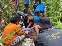 Dokter Satgas Yonif 512/QY Berhasil Selamatkan Ibu dan Bayi dalam Persalinan Darurat di tengah Hutan Papua Dokter Satgas Yonif 512/QY Berhasil Selamatkan Ibu dan Bayi dalam Persalinan Darurat di tengah Hutan Papua