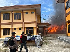 Minim Fasilitas Pemadam, Aula Kantor Bupati Dogiyai Ludes Terbakar Minim Fasilitas Pemadam, Aula Kantor Bupati Dogiyai Ludes Terbakar