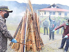 Pemusnahan Ribuan Alat Sajam, Pj Bupati Puncak Jaya: Jangan ada lagi pertikaian Pemusnahan Ribuan Alat Sajam, Pj Bupati Puncak Jaya: Jangan ada lagi pertikaian