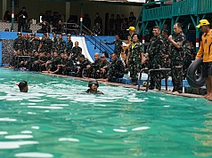AKS Kodam Cenderawasih: Pangdam dan Para Dansat Bersemangat Tingkatkan Kemampuan Renang  AKS Kodam Cenderawasih: Pangdam dan Para Dansat Bersemangat Tingkatkan Kemampuan Renang