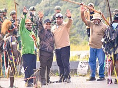 Puncak Jaya Bersatu, Adat Belah Kayu Doli Tandai Rekonsiliasi Pasca Pilkada Puncak Jaya Bersatu, Adat Belah Kayu Doli Tandai Rekonsiliasi Pasca Pilkada