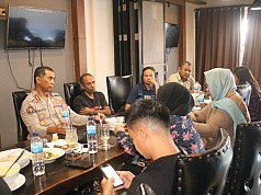 Kabid Humas Polda Papua Gelar Silaturahmi Dengan Wartawan Jayapura Kabid Humas Polda Papua Gelar Silaturahmi Dengan Wartawan Jayapura