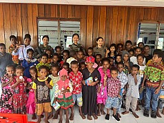 Polwan Operasi Damai Cartenz Tebar Pesan Damai Lewat Ibadah Bersama Anak-anak di Gereja GPDI Nogolait, Nduga Polwan Operasi Damai Cartenz Tebar Pesan Damai Lewat Ibadah Bersama Anak-anak di Gereja GPDI Nogolait, Nduga