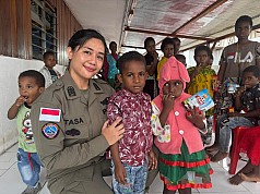 Srikandi Polri Ops Damai Cartenz-2025 Tebar Damai Lewat Ibadah Bersama Anak-anak di Gereja GPDI Yericho Nogolait Kandego, Nduga Srikandi Polri Ops Damai Cartenz-2025 Tebar Damai Lewat Ibadah Bersama Anak-anak di Gereja GPDI Yericho Nogolait Kandego, Nduga
