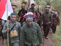 Menghapus Sekat Lewat Tradisi: Satgas Damai Cartenz Menyatu dalam Kearifan Lokal Papua Menghapus Sekat Lewat Tradisi: Satgas Damai Cartenz Menyatu dalam Kearifan Lokal Papua