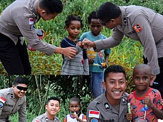 Personel Satgas Humas Ops Damai Cartenz Bangun Keakraban dengan Anak-anak di Mimika Personel Satgas Humas Ops Damai Cartenz Bangun Keakraban dengan Anak-anak di Mimika