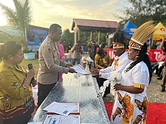 Jelang Hari Bhayangkara ke-79, Polresta Jayapura Gelar Nikah Massal Diikuti oleh 21 Pasangan   Jelang Hari Bhayangkara ke-79, Polresta Jayapura Gelar Nikah Massal Diikuti oleh 21 Pasangan  