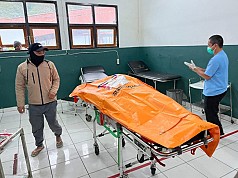 Respons Cepat Satgas Ops Damai Cartenz Bersama TNI Evakuasi Jenazah Tukang Ojek Korban Pembacokan OTK di Puncak Jaya Respons Cepat Satgas Ops Damai Cartenz Bersama TNI Evakuasi Jenazah Tukang Ojek Korban Pembacokan OTK di Puncak Jaya