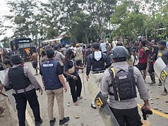 Cegah Bentrokan, Satgas Ops Damai Cartenz Bersama Polres Jayawijaya Berhasil Redam Keributan Dua Kelompok Jemaat Gereja Cegah Bentrokan, Satgas Ops Damai Cartenz Bersama Polres Jayawijaya Berhasil Redam Keributan Dua Kelompok Jemaat Gereja