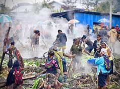 Ribuan Warga Hadiri Syukuran Pelantikan Bupati dan Wakil Bupati Puncak Jaya yang Digelar Meriah Ribuan Warga Hadiri Syukuran Pelantikan Bupati dan Wakil Bupati Puncak Jaya yang Digelar Meriah