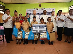 Peringati Hari Anak Nasional, Pj Gubernur Papua Gandeng CSR Beri Bantuan di Sejumlah Sekolah  Peringati Hari Anak Nasional, Pj Gubernur Papua Gandeng CSR Beri Bantuan di Sejumlah Sekolah
