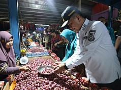 Pj Gubernur Papua Agus Fatoni Tinjau Pasar Aroro-Iroro Serui, Pastikan Harga Bapok Stabil Pj Gubernur Papua Agus Fatoni Tinjau Pasar Aroro-Iroro Serui, Pastikan Harga Bapok Stabil
