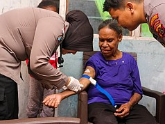 Satgas Ops Damai Cartenz Laksanakan Home Visit untuk Lansia di Sarmi Satgas Ops Damai Cartenz Laksanakan Home Visit untuk Lansia di Sarmi