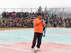 Semarak Hut Kemerdekaan, Bupati Puncak Jaya Buka Final Turnamen Futsal dengan Tendangan Kick Off Semarak Hut Kemerdekaan, Bupati Puncak Jaya Buka Final Turnamen Futsal dengan Tendangan Kick Off