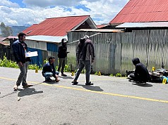 Satgas Ops Damai Cartenz Bersama Polres Puncak Jaya Gelar olah TKP Penembakan Brigpol Ronal M. Enok Satgas Ops Damai Cartenz Bersama Polres Puncak Jaya Gelar olah TKP Penembakan Brigpol Ronal M. Enok