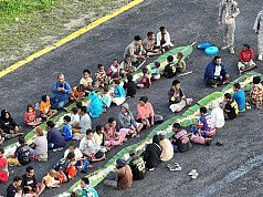 Satgas Damai Cartenz Bangun Keakraban Lewat Momen Makan Bersama Warga Kiwirok Satgas Damai Cartenz Bangun Keakraban Lewat Momen Makan Bersama Warga Kiwirok