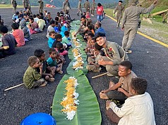 Bersama Warga Kiwirok, Satgas Damai Cartenz Tebar Pesan Kebahagiaan Lewat Kebersamaan Bersama Warga Kiwirok, Satgas Damai Cartenz Tebar Pesan Kebahagiaan Lewat Kebersamaan