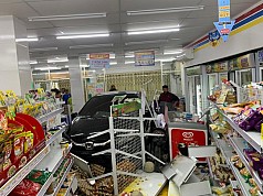 Honda Brio Tabrak Dua Sepeda Motor dan Nyelonong Masuk ke Indomaret di Entrop Jayapura Honda Brio Tabrak Dua Sepeda Motor dan Nyelonong Masuk ke Indomaret di Entrop Jayapura