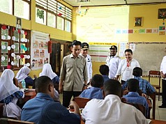 Wapres Gibran Rakabuming Tinjau Program MBG di SMP Negeri 2 Sentani Wapres Gibran Rakabuming Tinjau Program MBG di SMP Negeri 2 Sentani